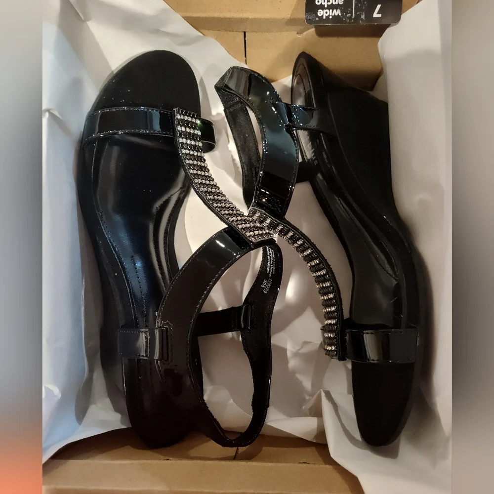 NEW!! IN BOX! COMFORT PLUS By Predictions Wedge Sandal - Picture 8 of 9